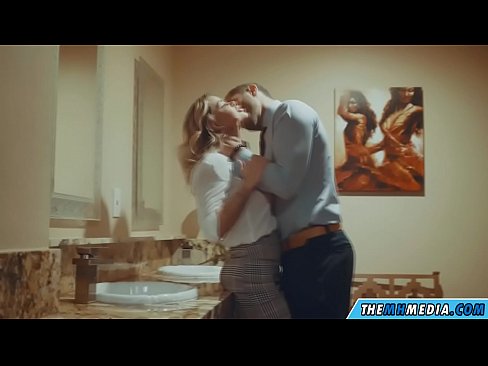 ❤️ Lè yon blond bèl sedui ou nan yon twalèt piblik ☑ Videyo sèks nan nou ❌️❤